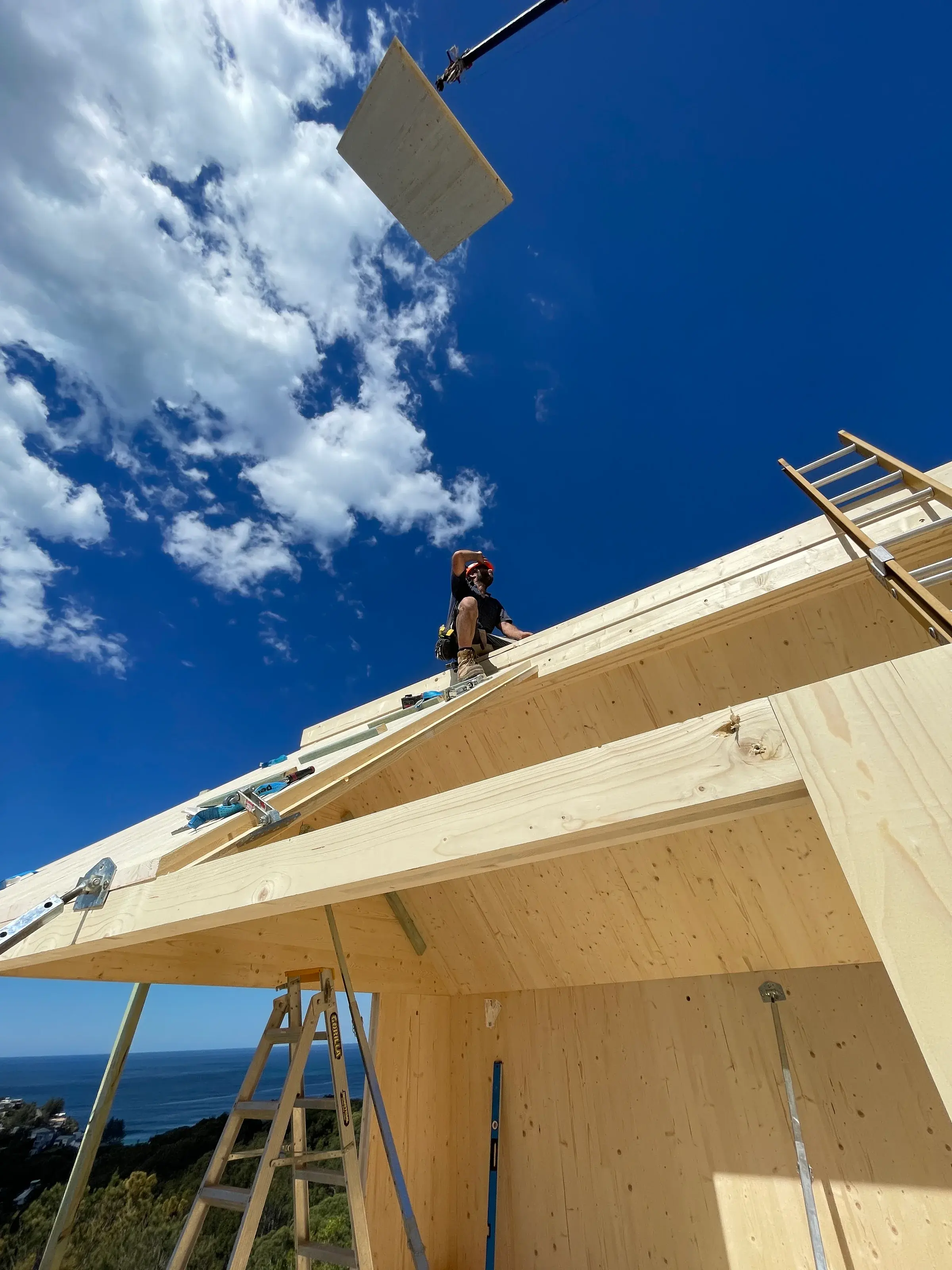 Strešný CLT panel osádzaný žeriavom na Bilgola Plateau