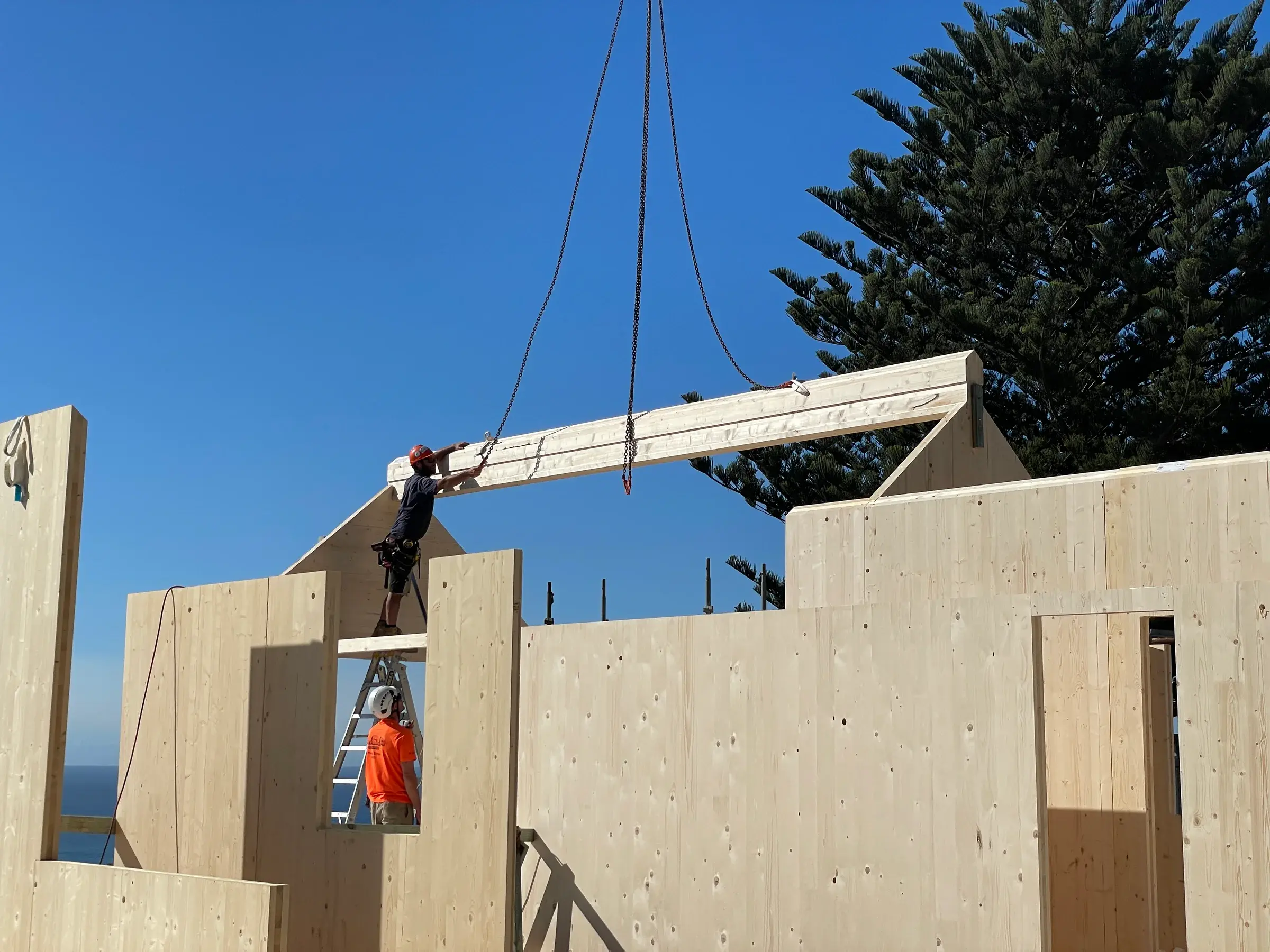 Osádzanie CLT prvku na projekte Bilgola Plateau