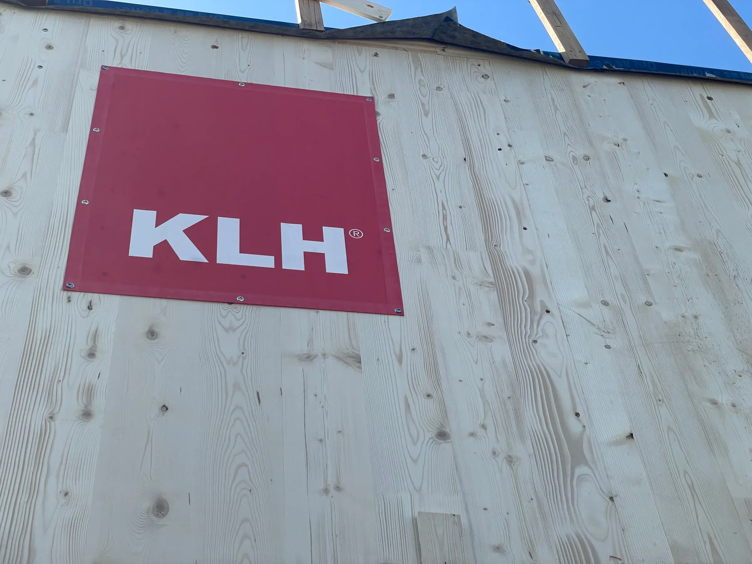 Detail KLH® CLT panelu s označením KLH na stavbe Wimble Street